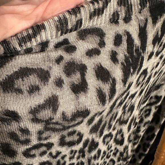 Eight 18 light Leopard Sweater XL - Picture 4 of 5